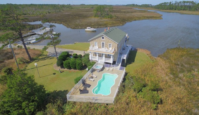 Sawyers Lodge - Historic Soundfront Home, Pool, Hot Tub, Boat Launch, Kayaks, Pets OK, Flex Stays