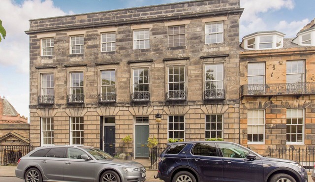Saxe Coburg Place [325] is a Elegant Georgian hideaway in the heart of New Town