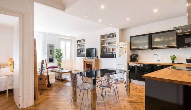 ★ SAXE & THE CITY ★ 90m², 1 to 8, Balcony with Fourvière view, Central LYON ❤️