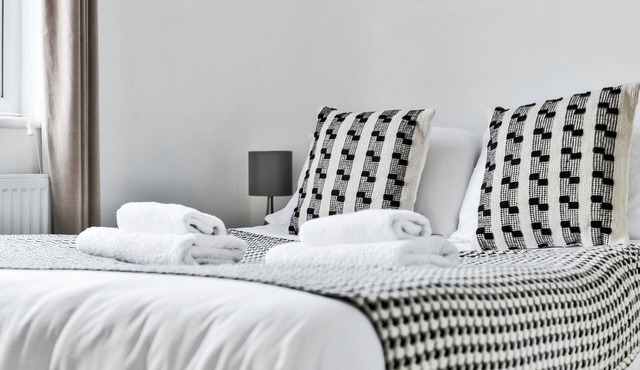 Saxon House, Modern 2 bed, 2 bath, free parking