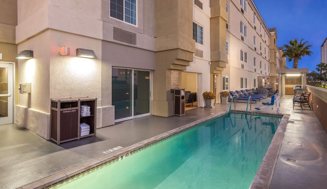 Say Hi to Mickey! Unit with Full Kitchen Close to Disneyland, Pool!