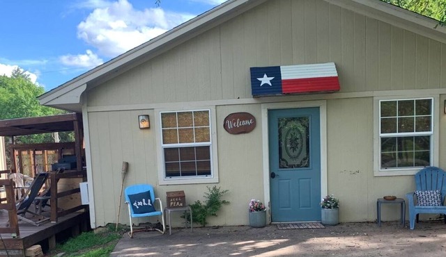 Saykm Bungalow Lake Texoma walking distance to sandy beach & boat ramp