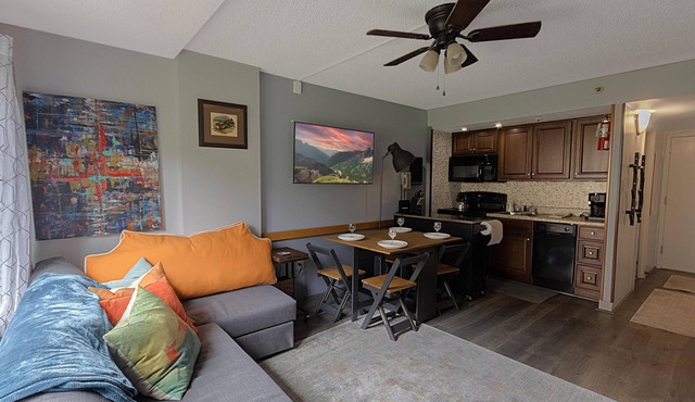 SC 1110: Dazzling & cozy studio. Perfect summer retreat w/pool!