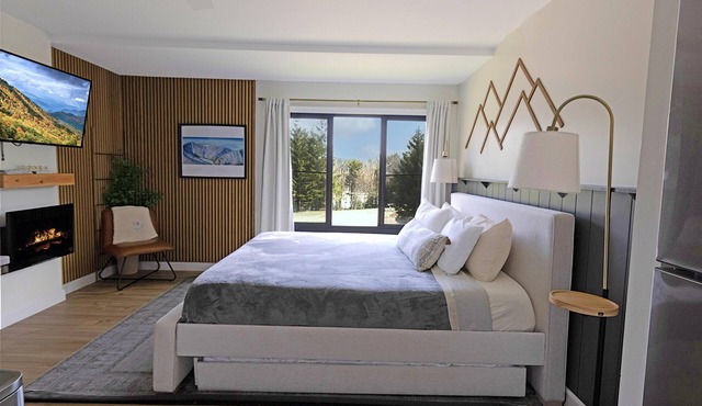 SC 1125: Romantic getaway in the mountains! King bed + pool!