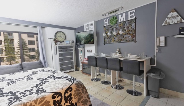 SC 2211: Comfy studio w/courtyard views ready for your summer stay! With pool!