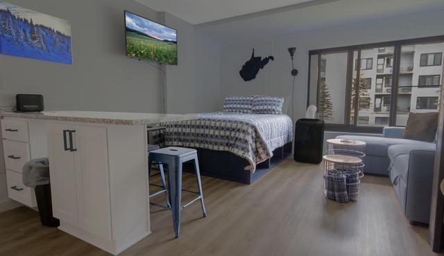 SC 2217: Renovated Studio w/courtyard views & pool! Perfect for summer!