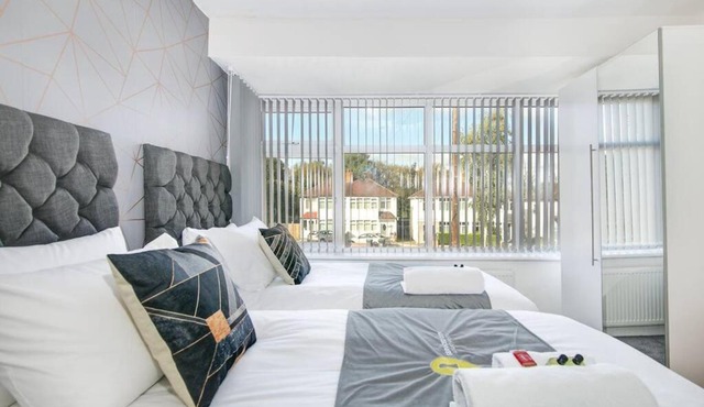 SCA-Big House 9min to NEC - Sleeps 7 - Park 3 vans