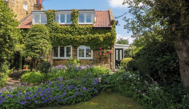 SCALBY GROVE COTTAGE, family friendly, with a garden in Scalby