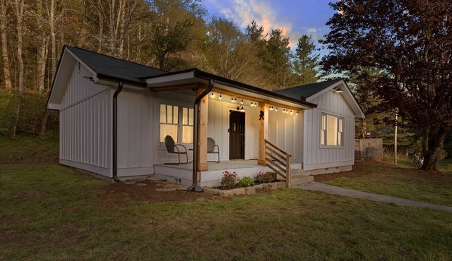 Scaly Mtn/Highlands Modern NC Farmhouse-6.5 AC 2 Creeks