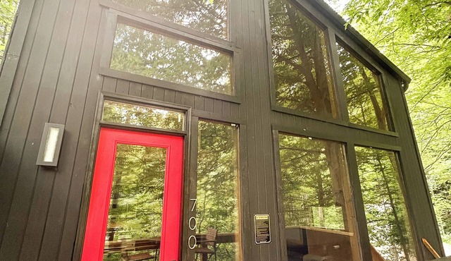 Scandanavian Cabin-Hot Tub-EV Charger-Fire Pit-Close to All RRG Action