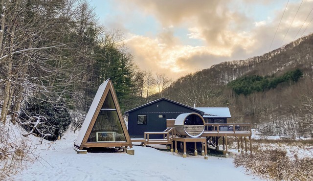 Scandi Cabin on 105 acres: Hot Tub/Sauna/Views/EV,
