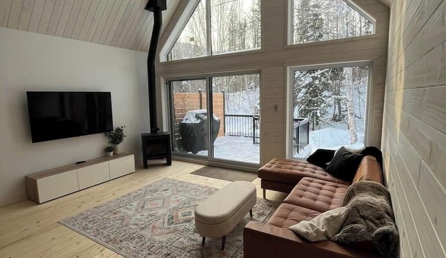 Scandinavian chalet in the alpine village of Mont Édouard-Magnificent new construction