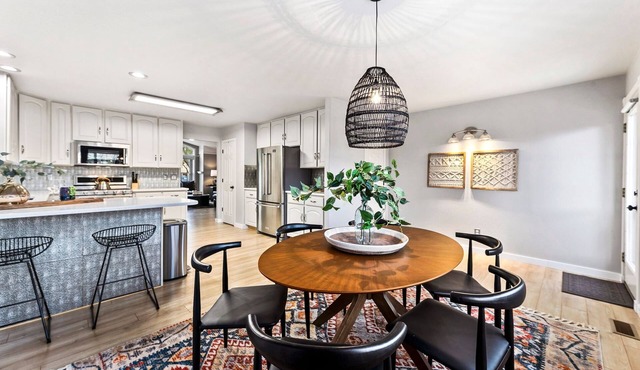 Scandinavian Chic – Hot Tub, Bikes and Lake Life!