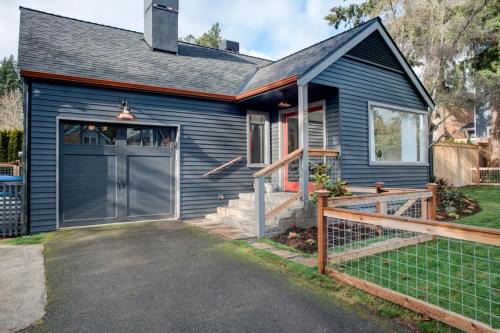 Scandinavian Cottage by the Sea, Close Walk to Ferry and Town