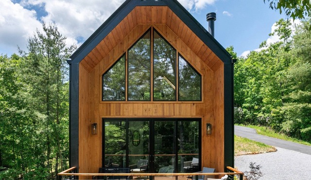 Scandinavian-inspired 1BR cabin with floor-to-ceiling windows and a skylit king bed. Enjoy a stone fire pit, private deck, and peaceful forest views. Perfect for romantic spring escapes and quiet mountain stays.
