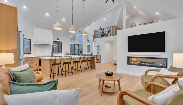 ✨ Scandinavian Lakefront Retreat | Hot Tub Private Beach Sleeps 13 ✨ Brand New, modern home with high end amenities - close to Ogunquit, Kennebunkport and Wells Beaches.