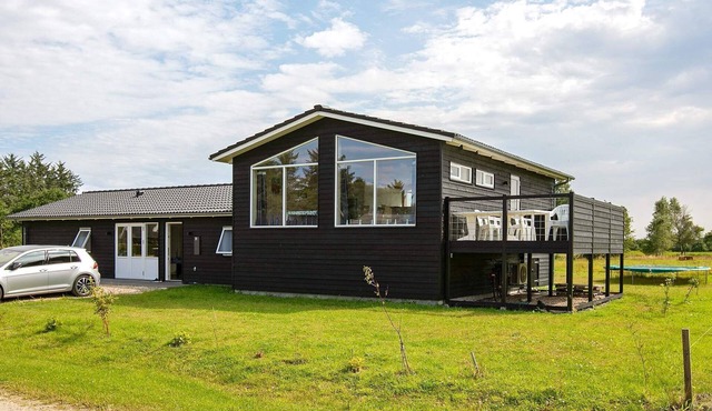 Scandinavian Lakeside Retreat-By Traum