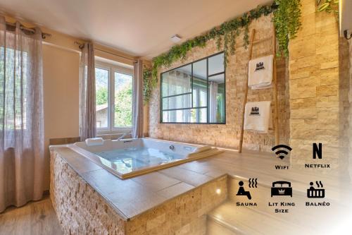 Scandinavian Suite - Private Spa and Sauna