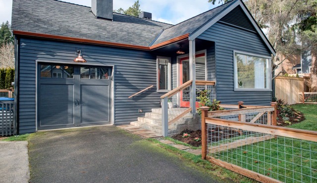 Scandinavian Cottage by the Sea - Close Walk to Ferry and Town