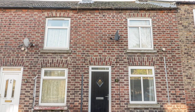 SCARBOROUGH COTTAGE, pet friendly, with open fire in Great Driffield