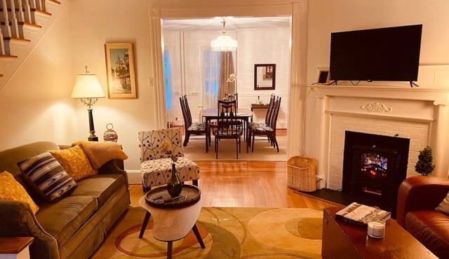 Scarborough Fair walk to downtown two story apt