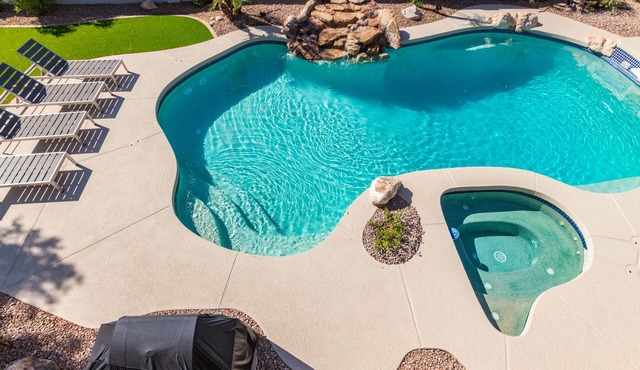 Scarlet Mountain Hideaway. Private HEATED pool fee,hot tub and putting green