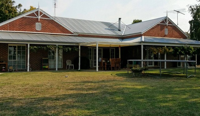 SCARLET OAK HOMESTEAD RURAL RETREAT ACCOMMODATION