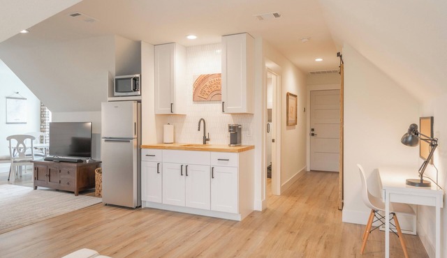 Scarlet Ridge Retreat | Near Wineries & DT Austin!