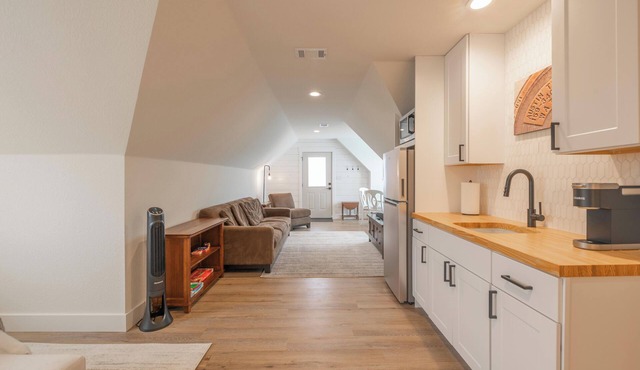 Scarlet Ridge Retreat | Near Wineries & DT Austin!