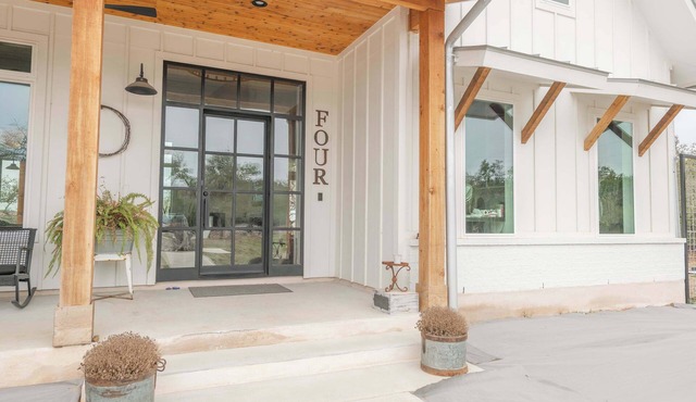 Scarlet Ridge Retreat - Near Wineries & DT Austin!