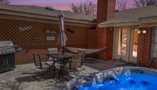 SCARLET SUNSETS! 5 Bdrms Updated 3TV's Hot Tub!