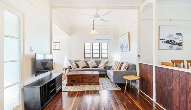 Scarness Cottage Serene Queenslander by the Sea