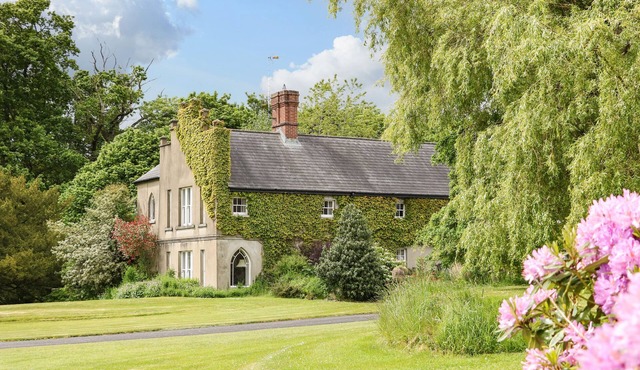 SCARVAGH HOUSE, luxury holiday cottage in Loughbrickland