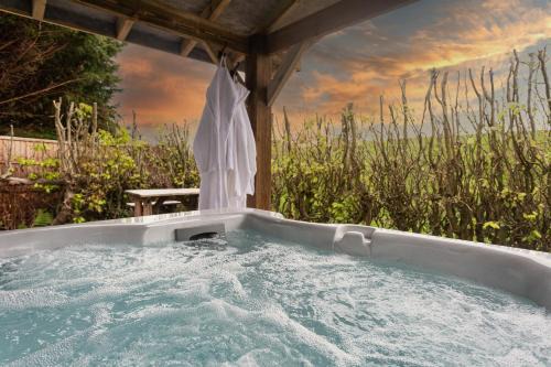Scenery Hill Hideaways The Coach House Charming Retreat with Jacuzzi and BBQ Hut Near the Lake District
