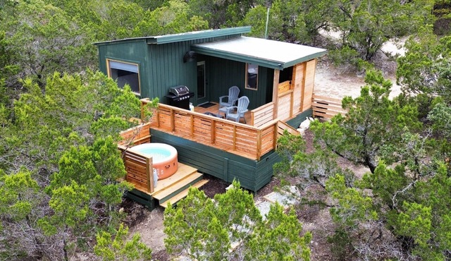 Scenic 1-bedroom cabin in beautiful Valley Mills with hot tub, deck, fire pit