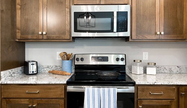 Scenic 3-Bed Home - Modern, Serene, Keyless Entry!