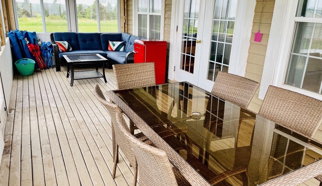 Scenic 3 bedroom cottage with hot tub, close to beaches and national park