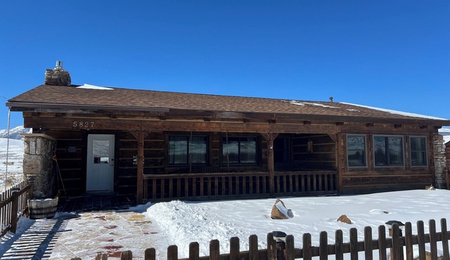 Scenic 3 bedroom cabin with hot tub