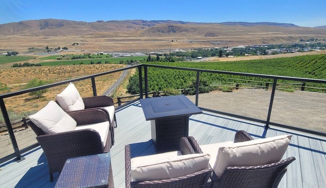 Scenic 3-Bedroom Getaway with Stunning Views & Ample Space in Okanogan