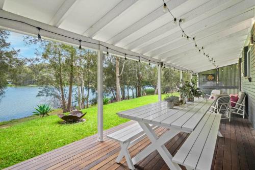 Scenic 4-Bed Lake House 5-min Walk to Avoca Beach