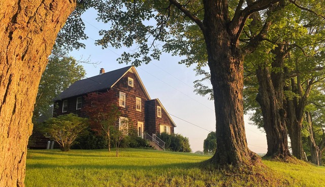 Scenic 4-bedroom Farm House, Tree Farm & Arboretum with trails in Sugar Grove