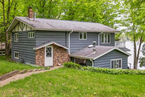 Scenic 4BR Lake View Cottage