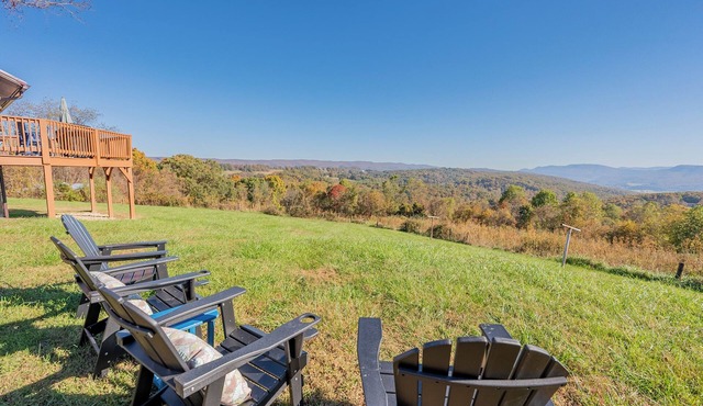 Scenic 4BR retreat with valley views, minutes from Blacksburg and Lane Stadium, sleeps 12