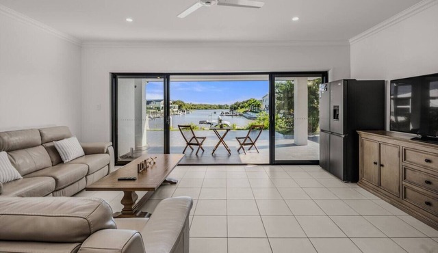 Scenic 5-Bed Riverview Classic & Relaxing Escape