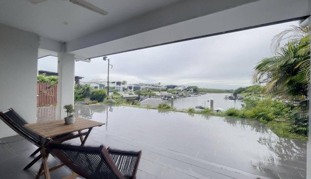 Scenic 5 Bed Riverview Classic and Relaxing Escape