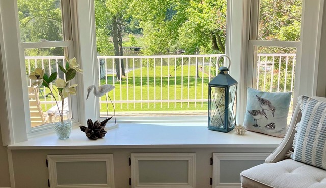 Scenic 5-star retreat located on the Black River. Just minutes to the beaches.