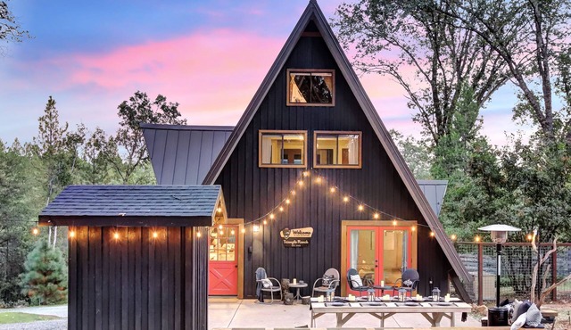 Scenic A-frame - Hot Tub, Basketball Court, Treehouse, Outdoor theater!