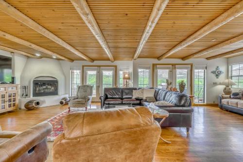 Scenic Alto Getaway w/Mountain Views & Hot Tub!