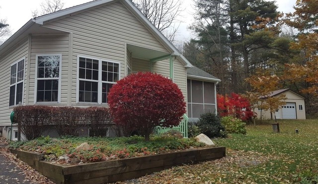 Scenic and Spacious 3 Bedroom Retreat- Pet Friendly!