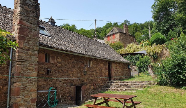 Scenic Barn Retreat: Explore and Relax in Aveyron